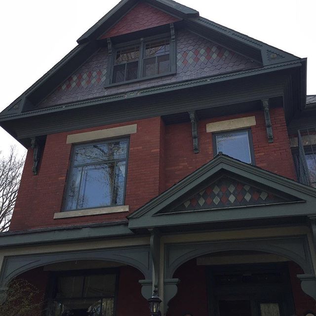About a dozen people here first thing for my first stop on the @doorsopenguelph tour, London House. It was built in the 1890s by John Sully, who was a carpenter and part owner of Raymond Sewing Machine Co. There are details outside and inside that reflect Sully's 2 worlds, the sewing and the carpentry and you can see them on the third floor here. Unfortunately there was no pictures inside, but this was totally a great place to start this morning. (And already very busy.)