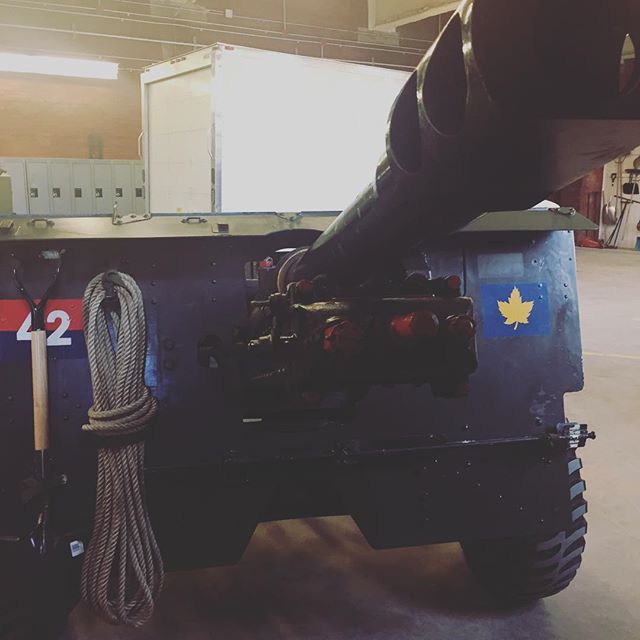 This is a 25 pound gun. It went into use in 1940 and was used by artillery in the Commonwealth through World War II and the Korean War.